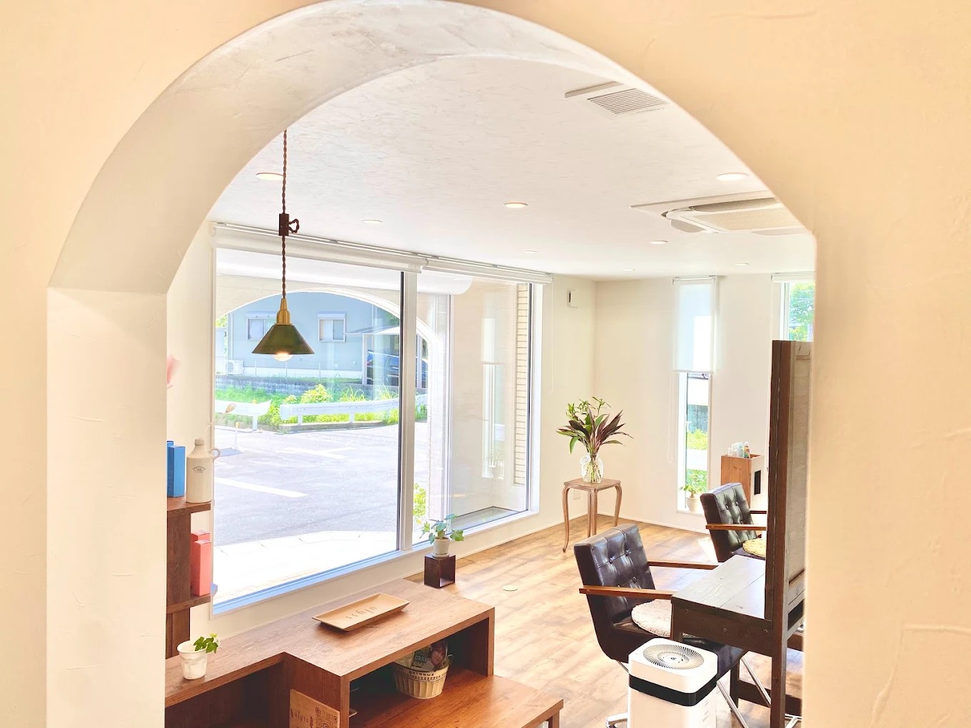 アーチ越しの店内